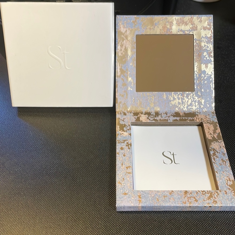 Seint palette - Crushed Velvet Design holds 4 eyeshadows pans ( not included )